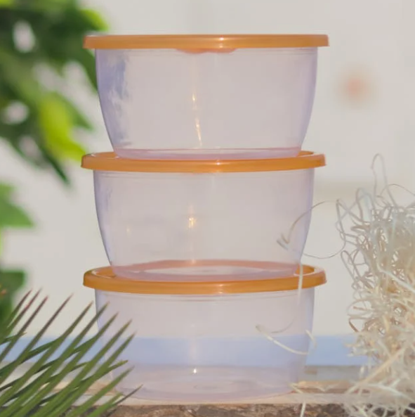 전자레인지 사용 여부를 확인해야 하는 플라스틱 밀폐용기 이미지