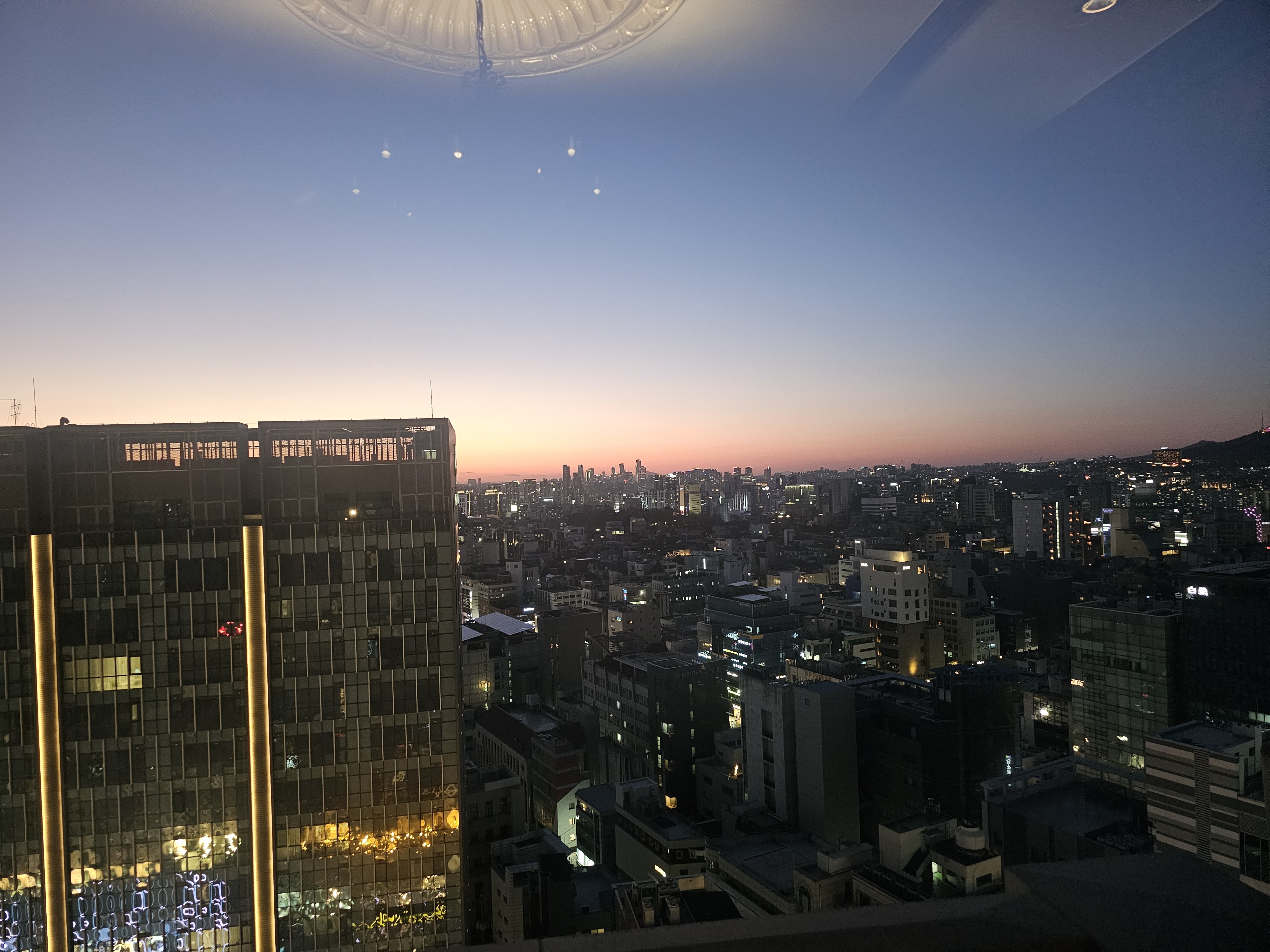 서울 강남 그랜드 머큐어 스위트룸 야경, 골드 프레임 건물과 강남 시내