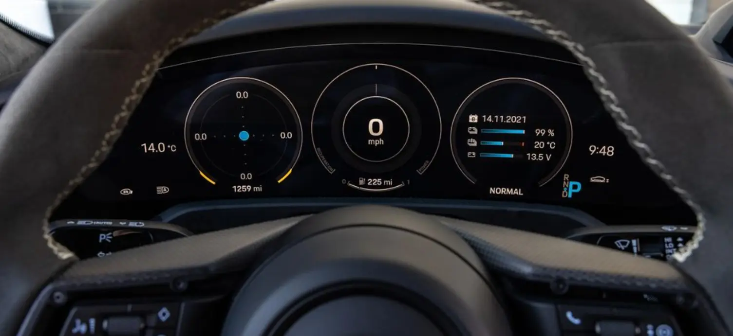 2024-포르쉐-타이칸-GTS의-전자식-계기판-모습