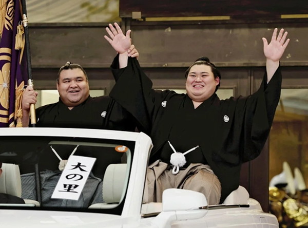 두팔을 벌려 기뻐하는 오오노사토