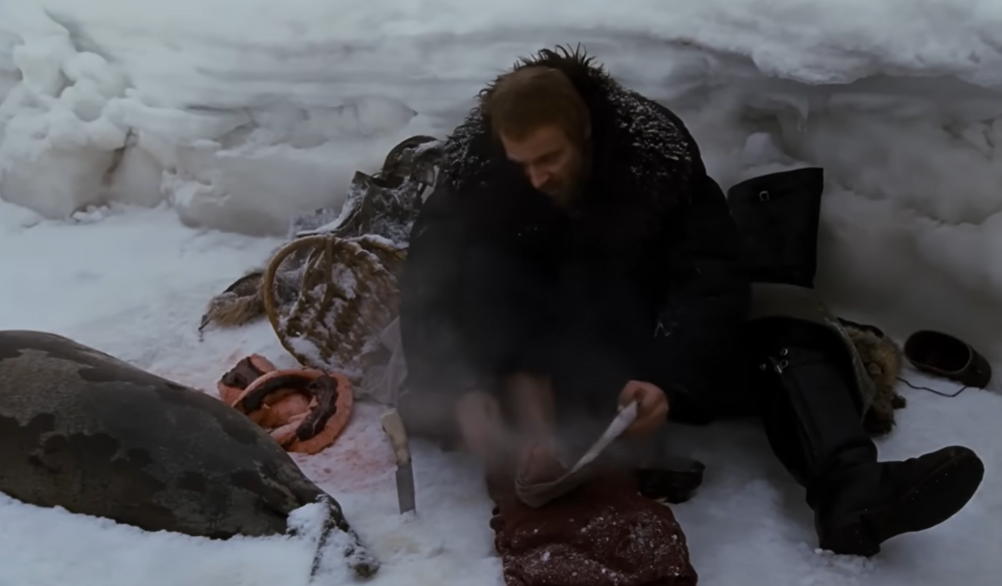 바다표범을 잡아 식량과 방한복으로 사용하는 주인공