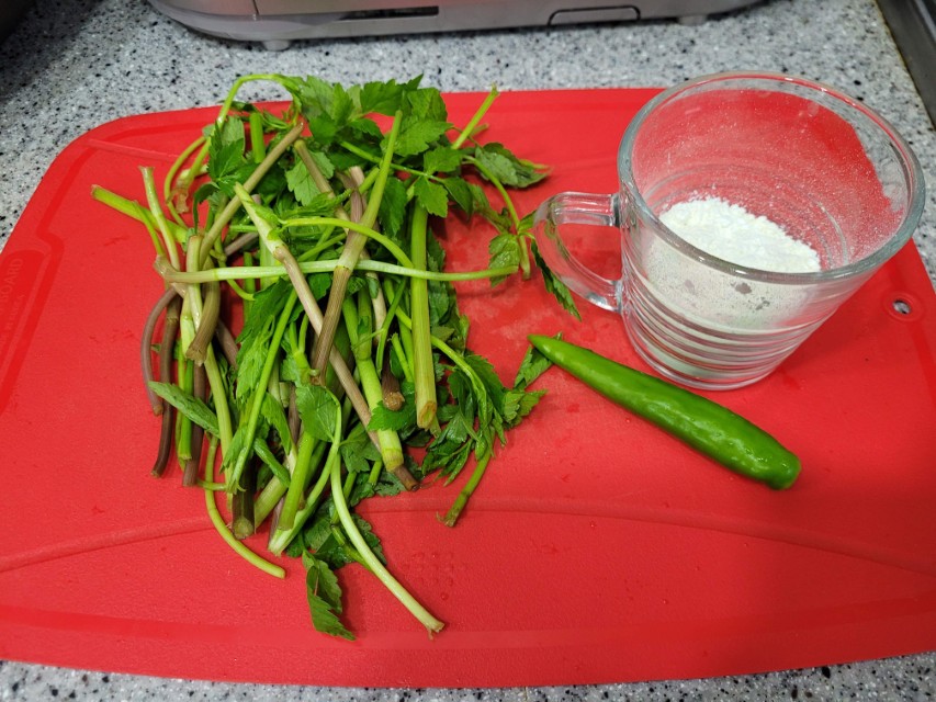 나리와 청양고추, 밀가루 준비한 모습