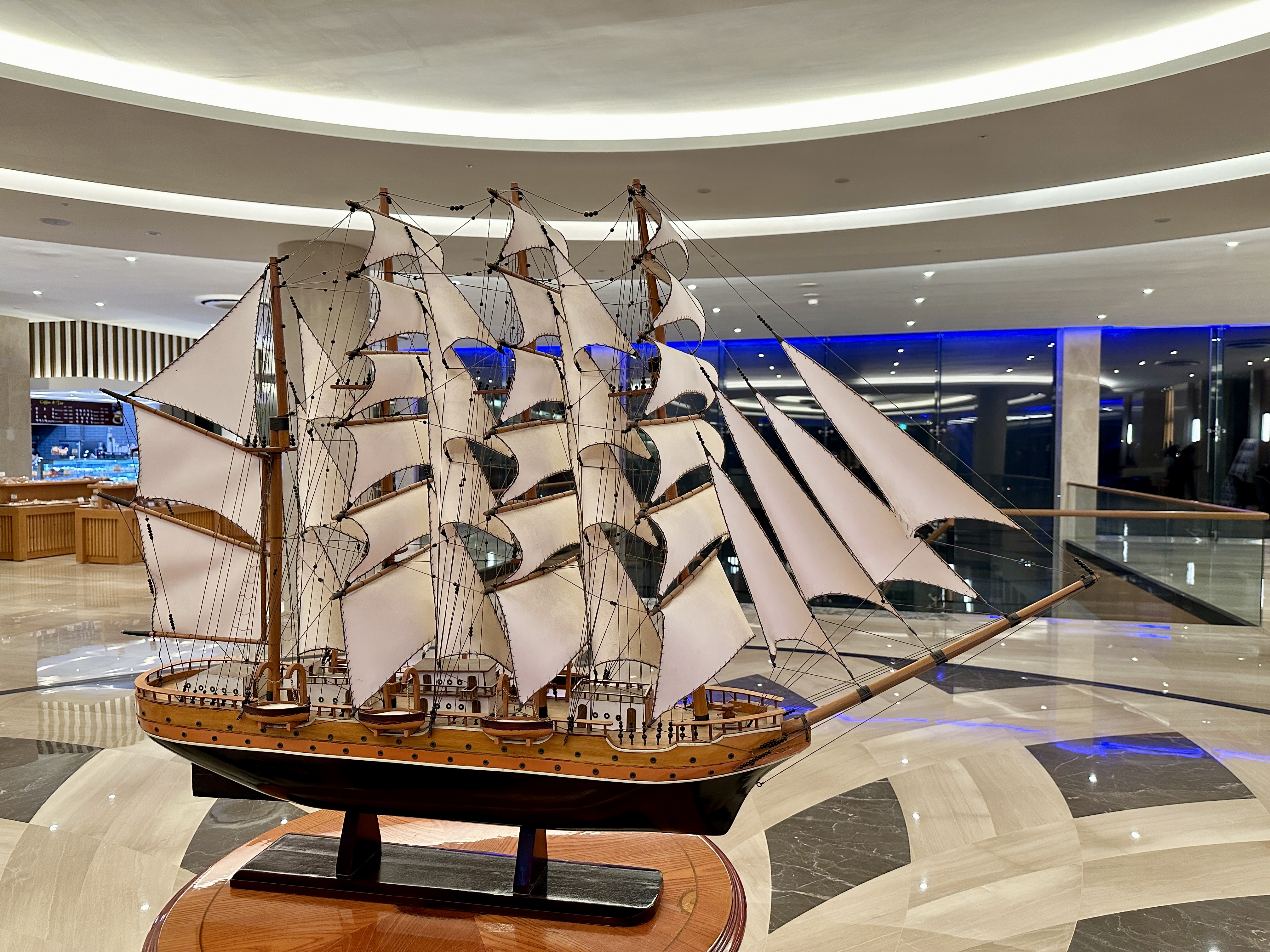 정동진 썬크루즈 호텔 로비 배 모형