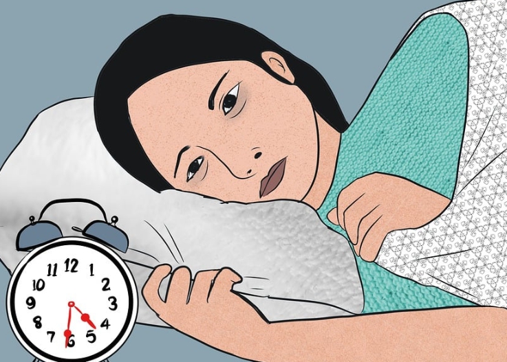 불면증에 시달리고 있는 사람이 누워서 시계를 보고 있는 그림의 이미지입니다.