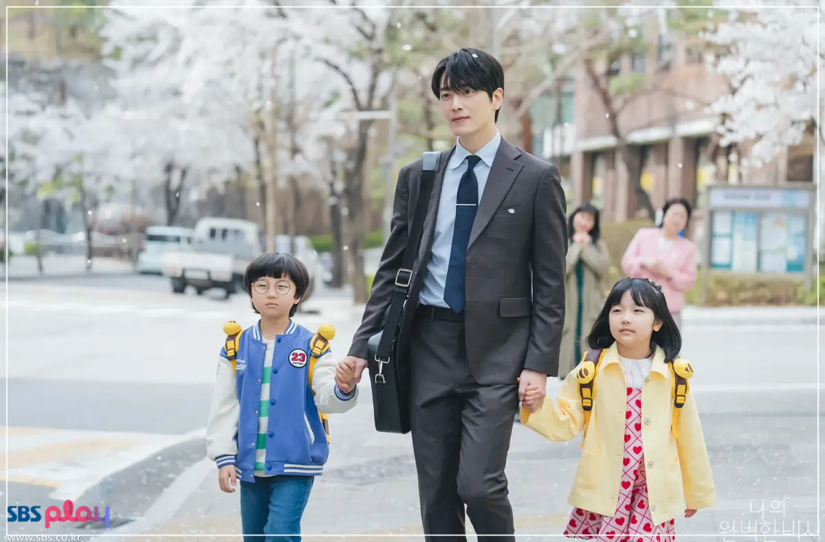 드라마 나의 완벽한 비서에서 남자주인공이 딸과 육아동지의 아들을 등원시키는 모습