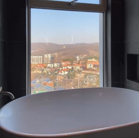 욕실에 욕조가 있는데, 옆에 창이 있어 밖을 보면서 목욕을 즐길수 있다