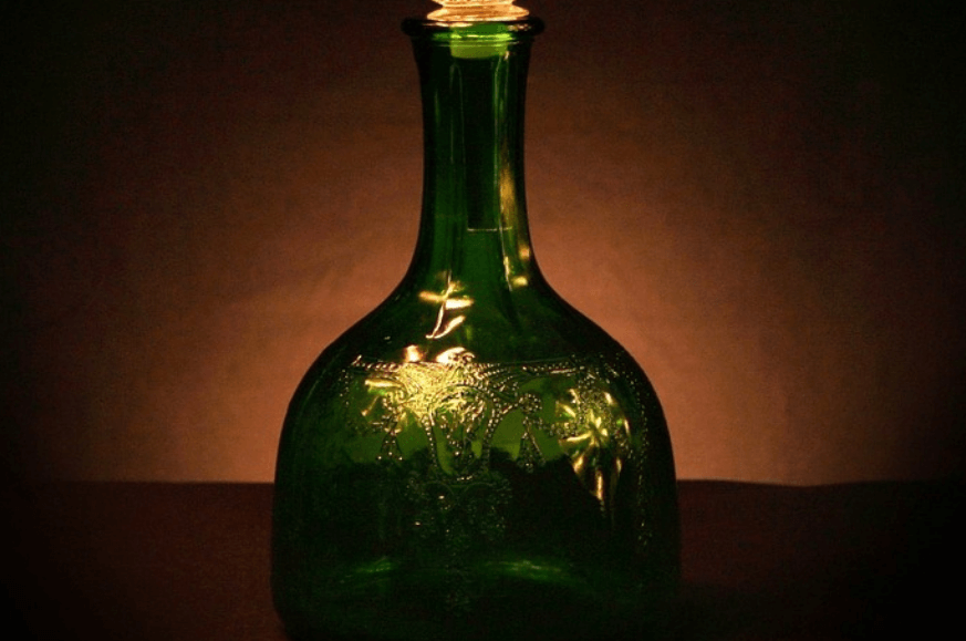 흑초 효능을 확인 위해 식초 병에 담겨 있다