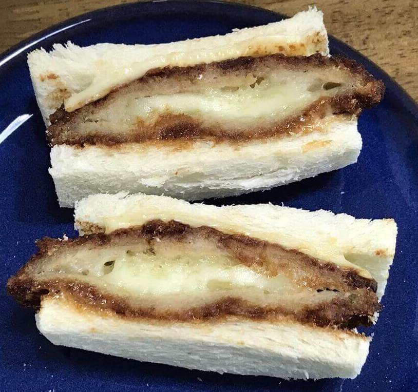 치즈 포크 커틀릿 샌드위치를 에어프라이어에 데운 모습입니다.