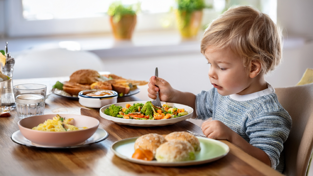 밥을 먹고 있는 아이 사진