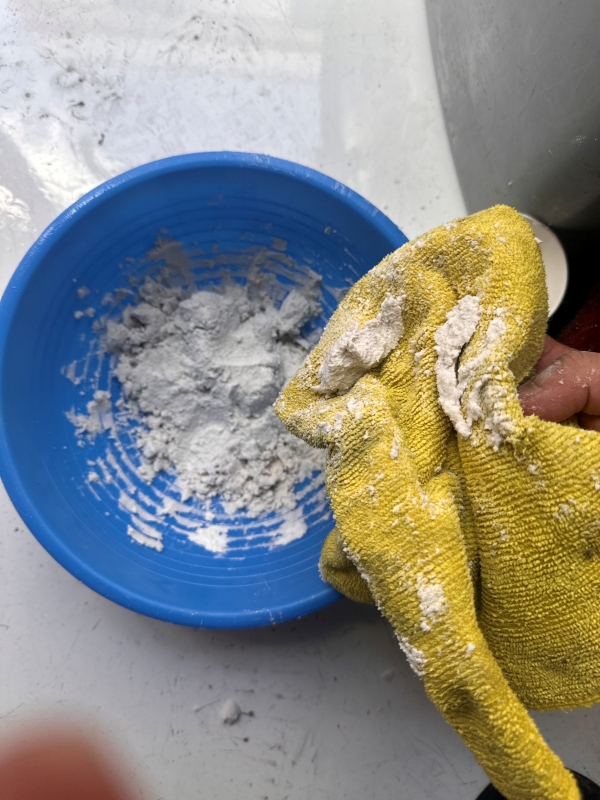 규조토 가루를 마른 천에 묻힌 모습입니다.