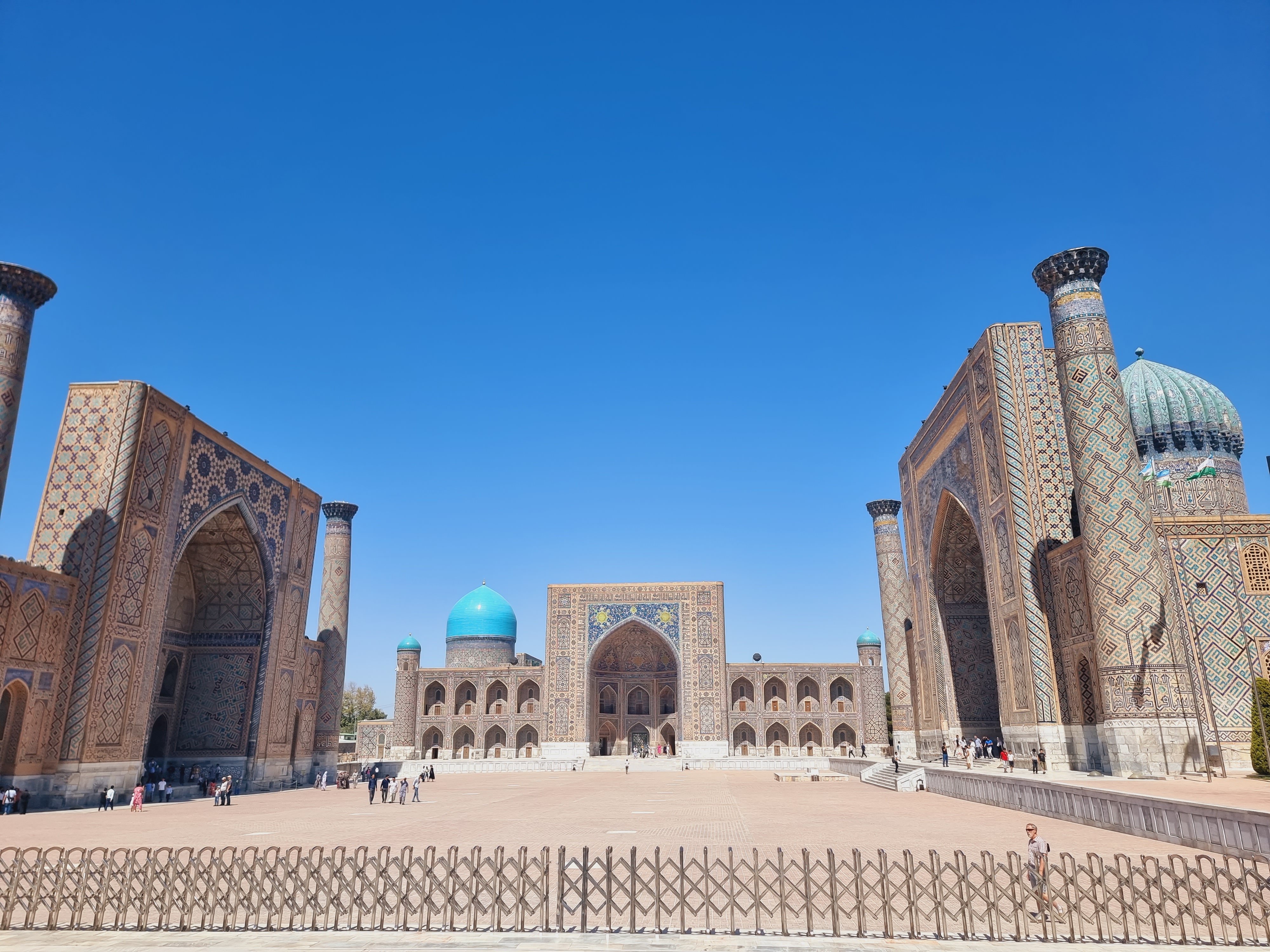 레기스탄 광장 전면부