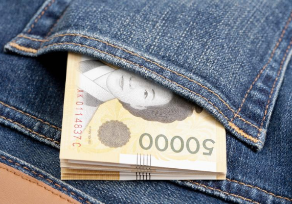 청바지 주머니에 오만원권이 꽂혀있다.