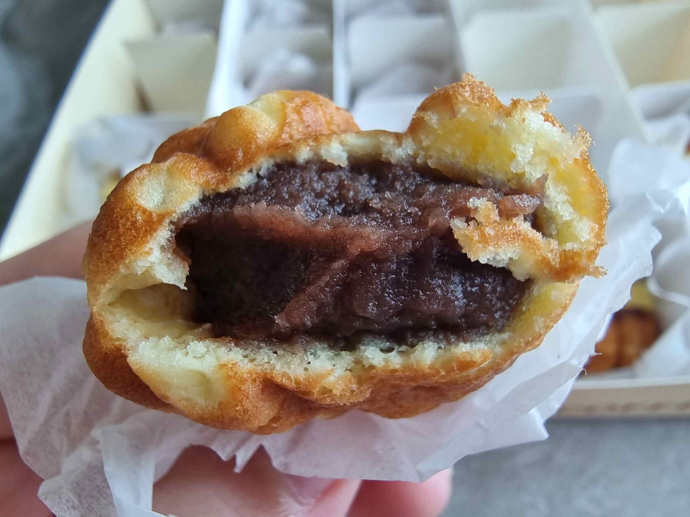 부드러운 팥소와 호두가 들어가 있다