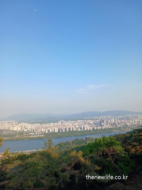 View of Seoul from a hiking trail, showing the effect of full-body cardio workout-울 전경이 보이는 등산 중간 지점 – 복부비만에 좋은 운동인 전신 유산소 운동의 효과를 보여주는 풍경