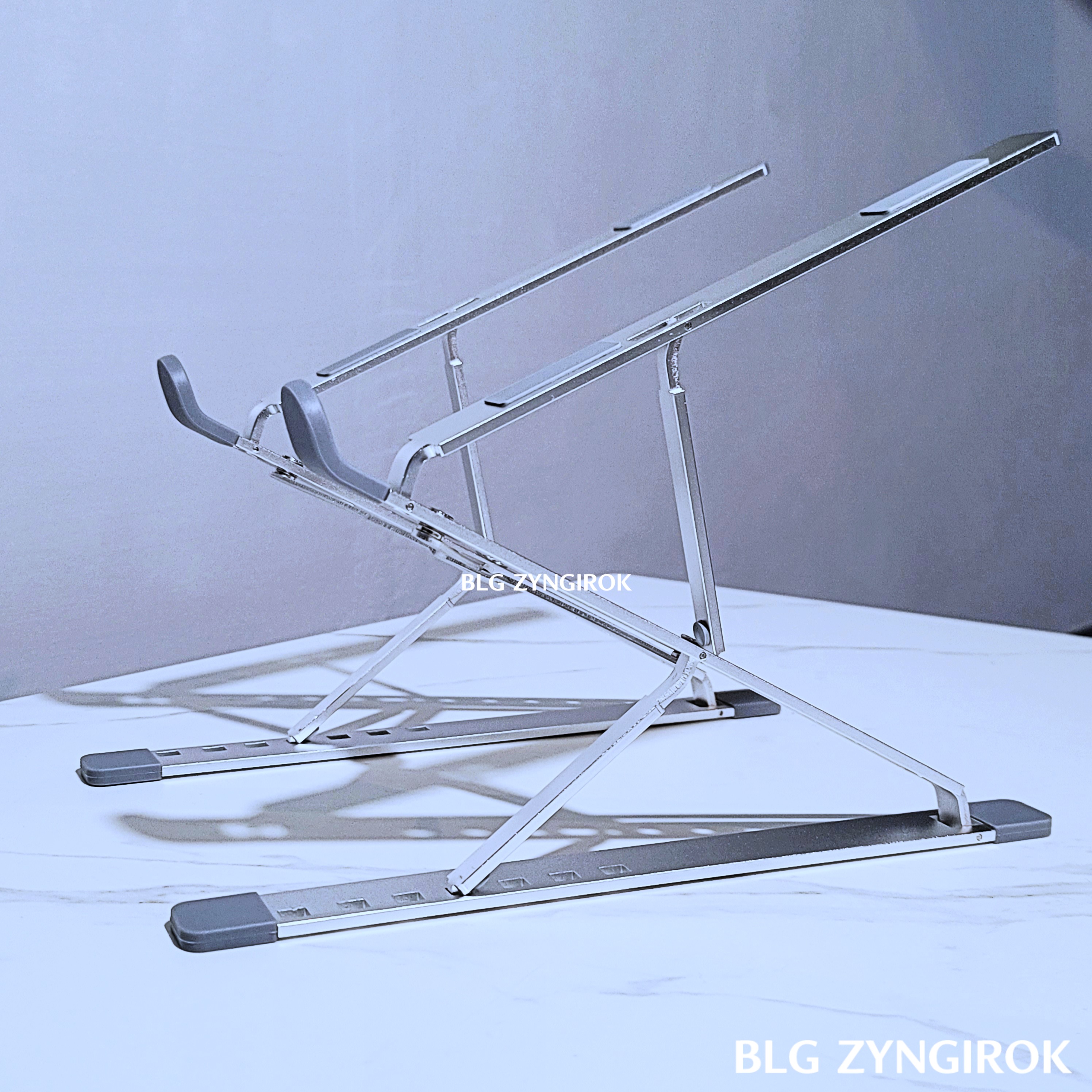 N8 노트북 거치대의 양 다리를 좌우로 벌린 모습이다.