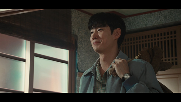 가방을 어깨에 멘 박영한 역 이제훈의 실내 장면