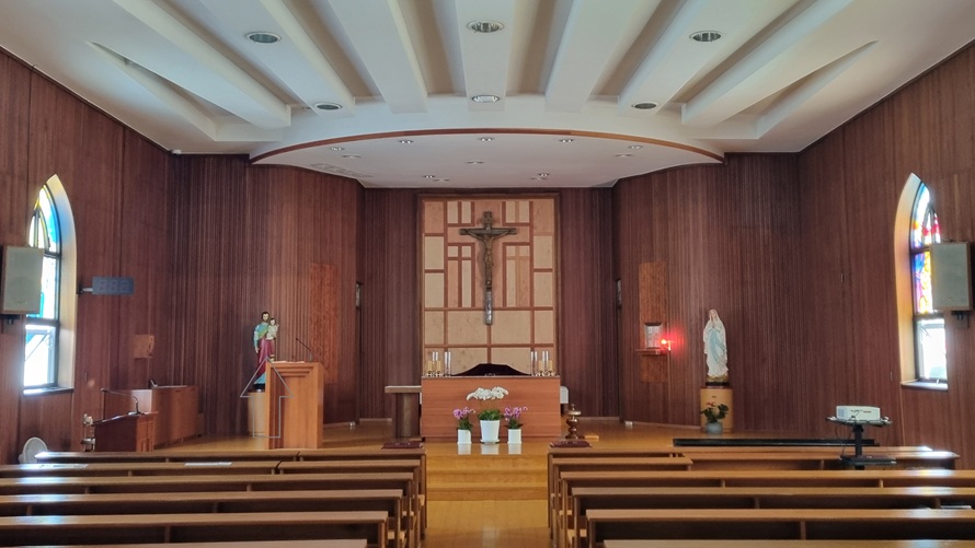 충주 지현동성당 성전 안 제대, 제단, 십자고상, 감실, 성모상, 요셉성인 &amp; 아기 예수상 사진