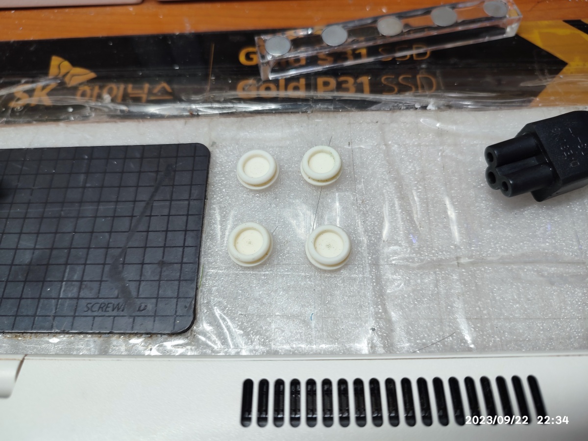 노트북 분해 중&amp;#44; 미끄럼 방지 패드 제거하면 나사가 있습니다.