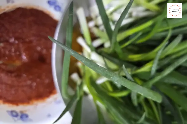 파김치-김치양념에 파 절였던 액젓 부어주기