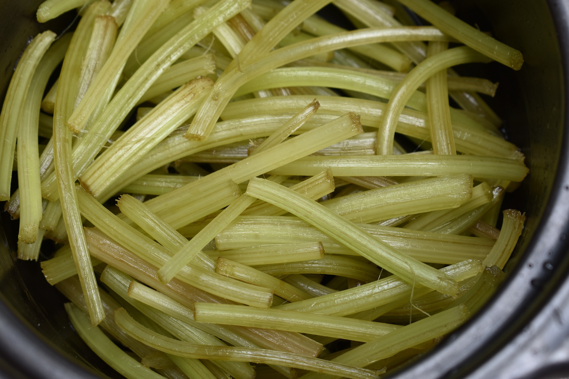 머위 밭에서 채취를 한 머위를 껍질을 다 벗기고 토막을 낸 후에, 깨끗한 물에 깨끗하게 세척을 한 후에 그릇에 담아 건조를 시키고 있는 사진