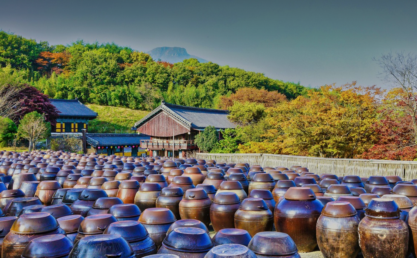 “장독대 100개가 춤추는 날” – 전남 순천 장흥댁 된장마을의 봄맞이 축제