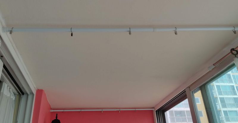 베란다 천장에 압축봉을 달고 집게 고리를 여러개 달아준 모습