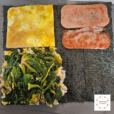 사각김밥-구운김밥김에 밥-시금치-계란지단-스팸 놓기