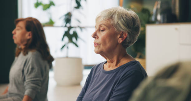 수면 관리 및 스트레스 완화에는 스트레칭 명상 요가 등 호흡을 안정시켜 자율신정을 조절합니다