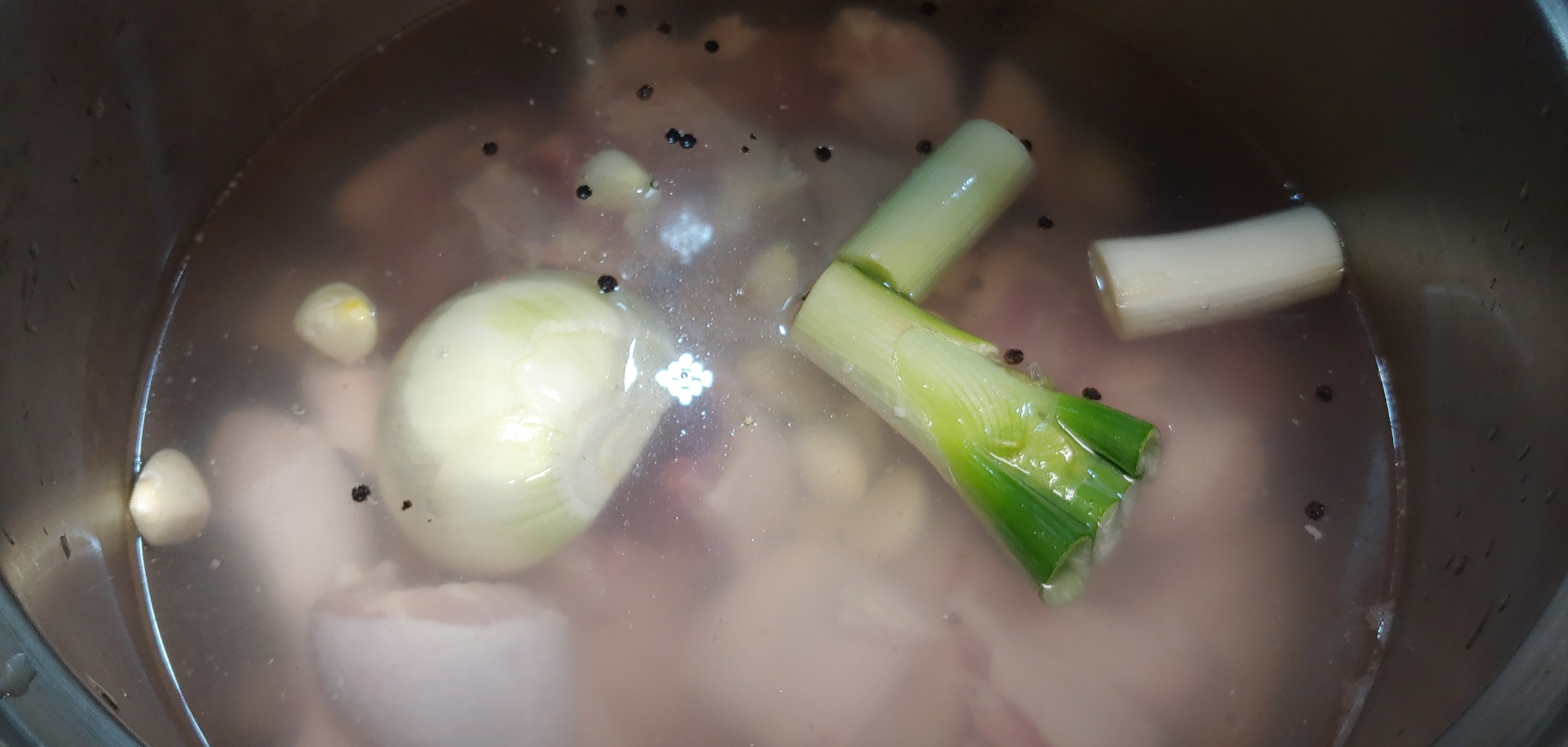 육수를 우리는것이니 야채들은 쓰고 버릴겁니다. 통으로 넣어주세요.