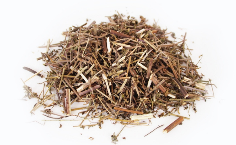 야생에서 채취를 한 형개 식물의 잎과 줄기를 깨끗하게 세척을 한 후에 건조시킨 것을 잘게 자른 것을 하얀 바닥 위에 수북하게 놓아두고 찍은 사진