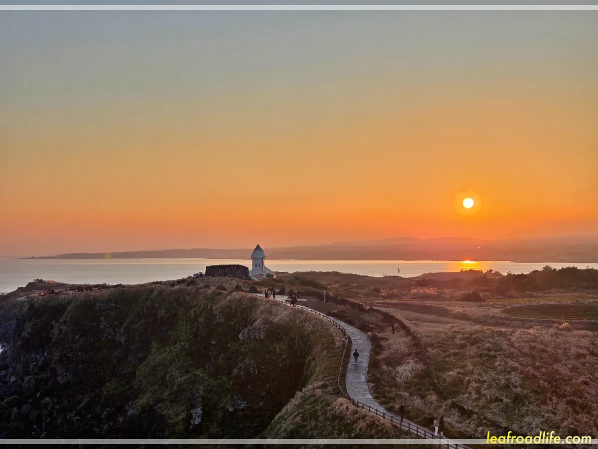 제주도-동쪽-섭지코지-등대에서-바라보는-일몰과-노을