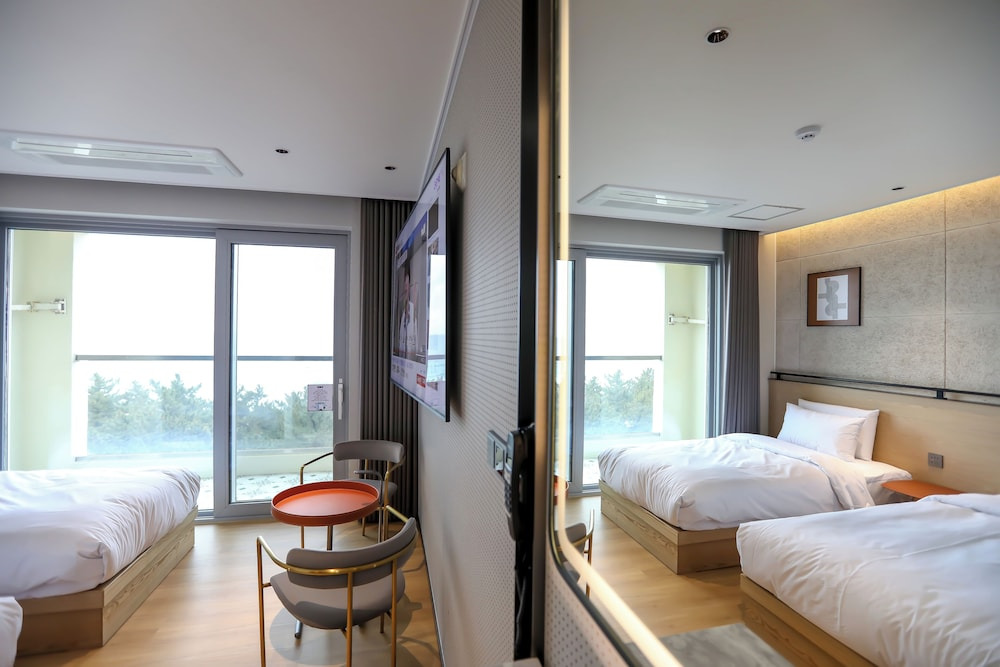 강릉 하운드 더 블루 호텔｜오션뷰&middot;넷플릭스&middot;카페까지&amp;#44; 할인 혜택으로 가성비 숙소 예약하기!