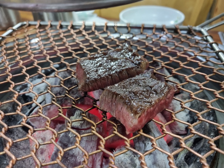 이맛에 살지 아버지가 키운 소 아들이 파는 고깃집 다양하게 즐기는 1등급 한우 곰탕, 육회 비빔밥 숯불 구이 가평 설악 맛집 추천