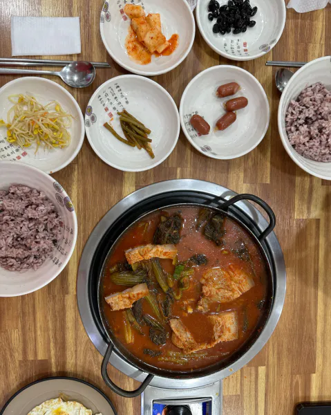 기다려야 제맛 갓김치찌개