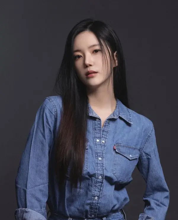 솔로지옥 3 - 청남방을 입고 긴생머리를 늘어뜨린채 앞을 무심히 바라보는 윤하정