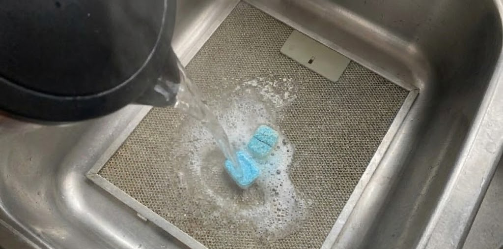 식기세척기 타블렛으로 필터 청소하는 사진