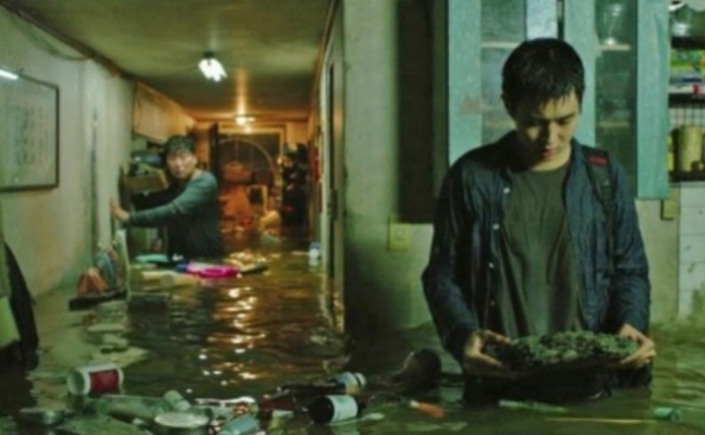 알트태그-반지하방에 닥친 수해, 영화 기생출의 한 장면