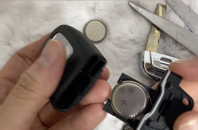 아우디A4 스마트키 배터리 교체 방법