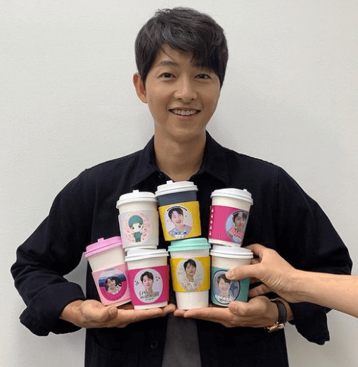 송중기-커피-든-모습