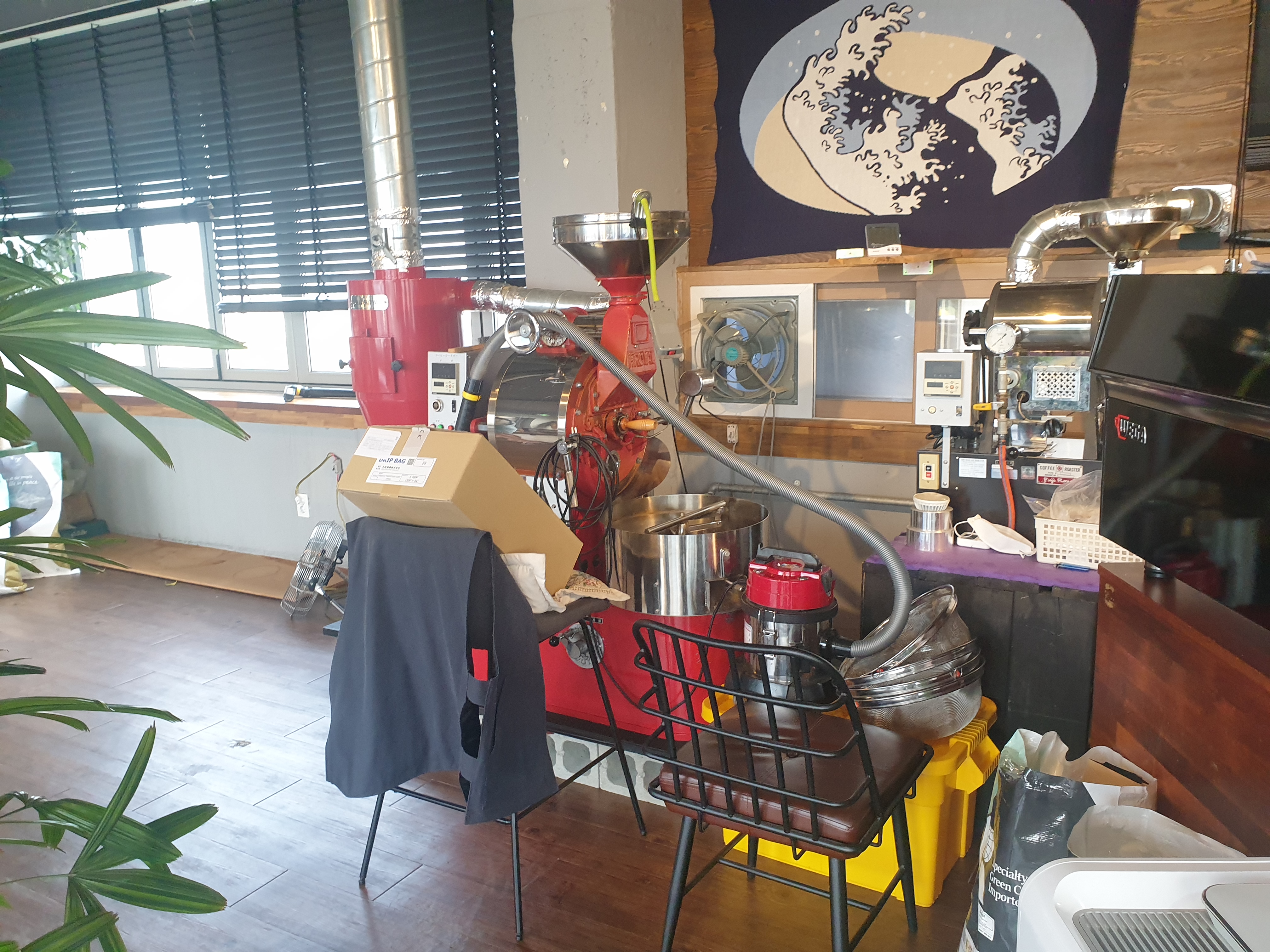 태안 카페 소개: 로스터리 카페 태안 커피집_로스터기