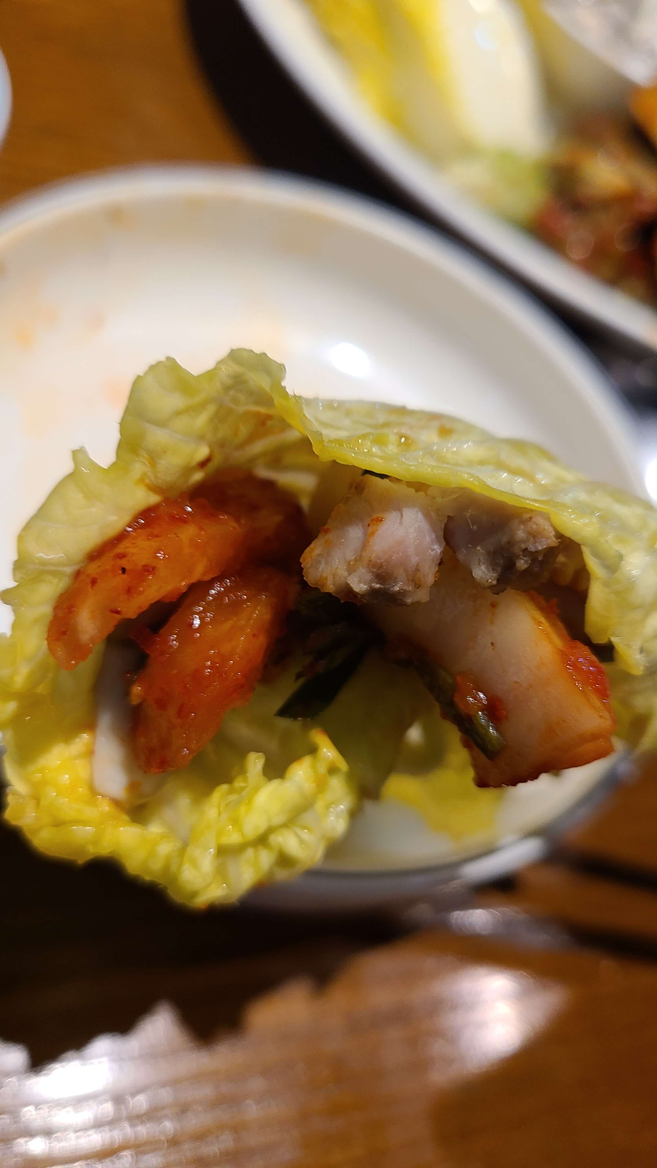 황금족발-굴보쌈-쌈싸먹기-2