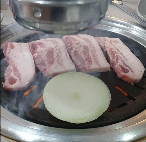 6시내고향 흑돼지로 삼겹살 구이