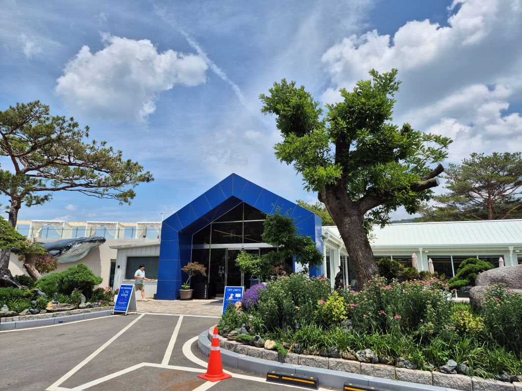 카페 고래호수 입구