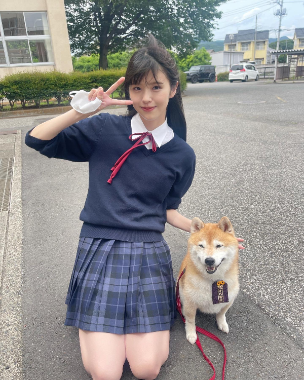 교복이 무척 잘 어울리는 청순한 스즈키 유카(Yuka Suzuki), 멍멍이와 함께
