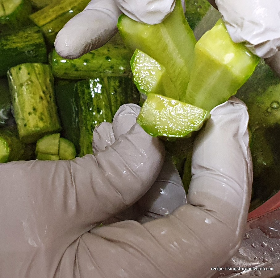 오이 소박이에 들어갈 오이를 소금물에 절여서 속살을 확인하는 사진