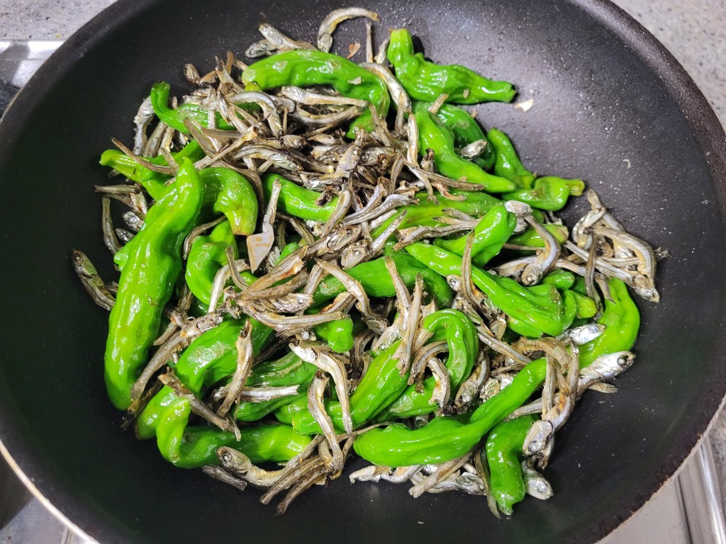 꽈리고추와 멸치를 섞어 볶는 과정