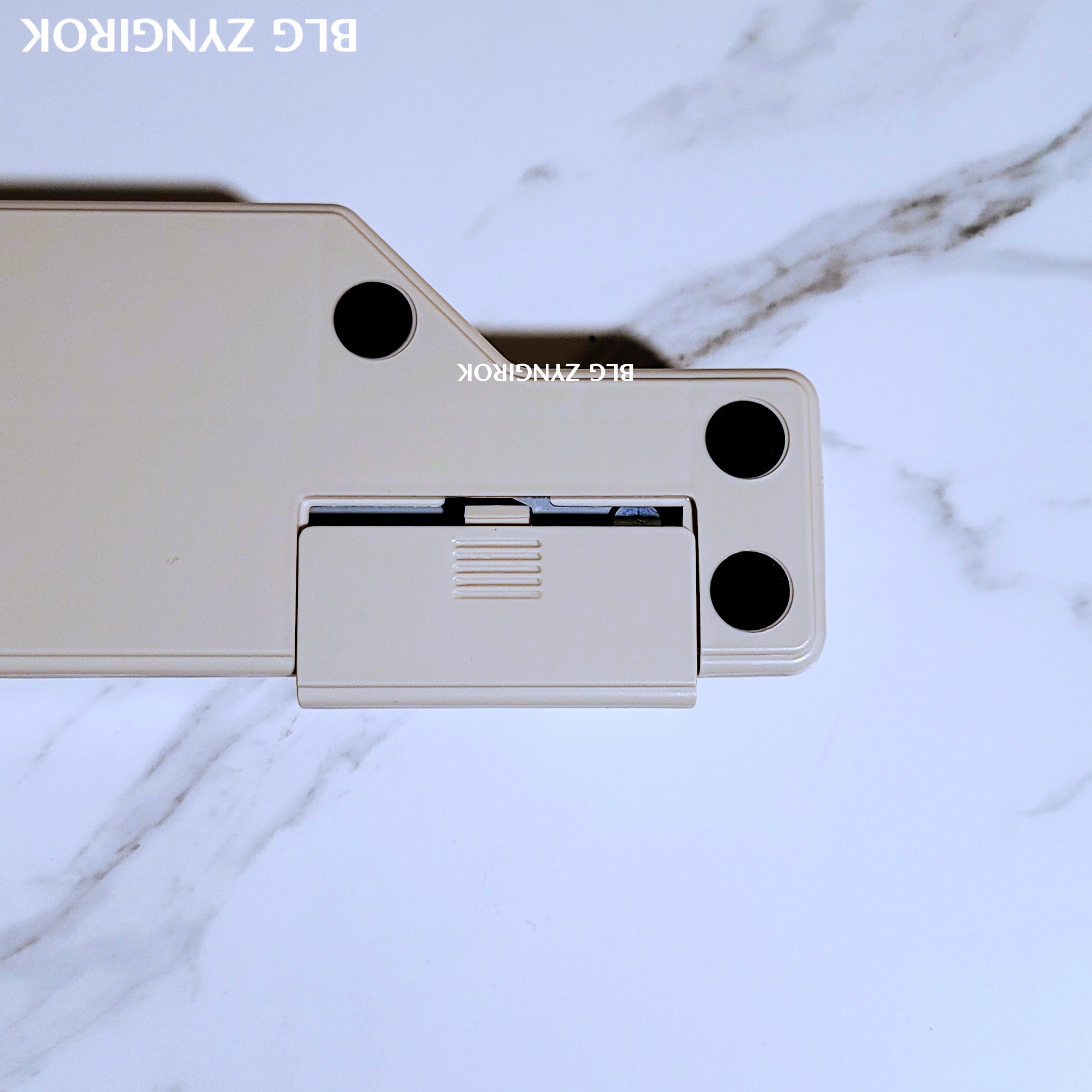 CARL-GLISSER-하단-뚜껑이-살짝-열려진-모습이다.