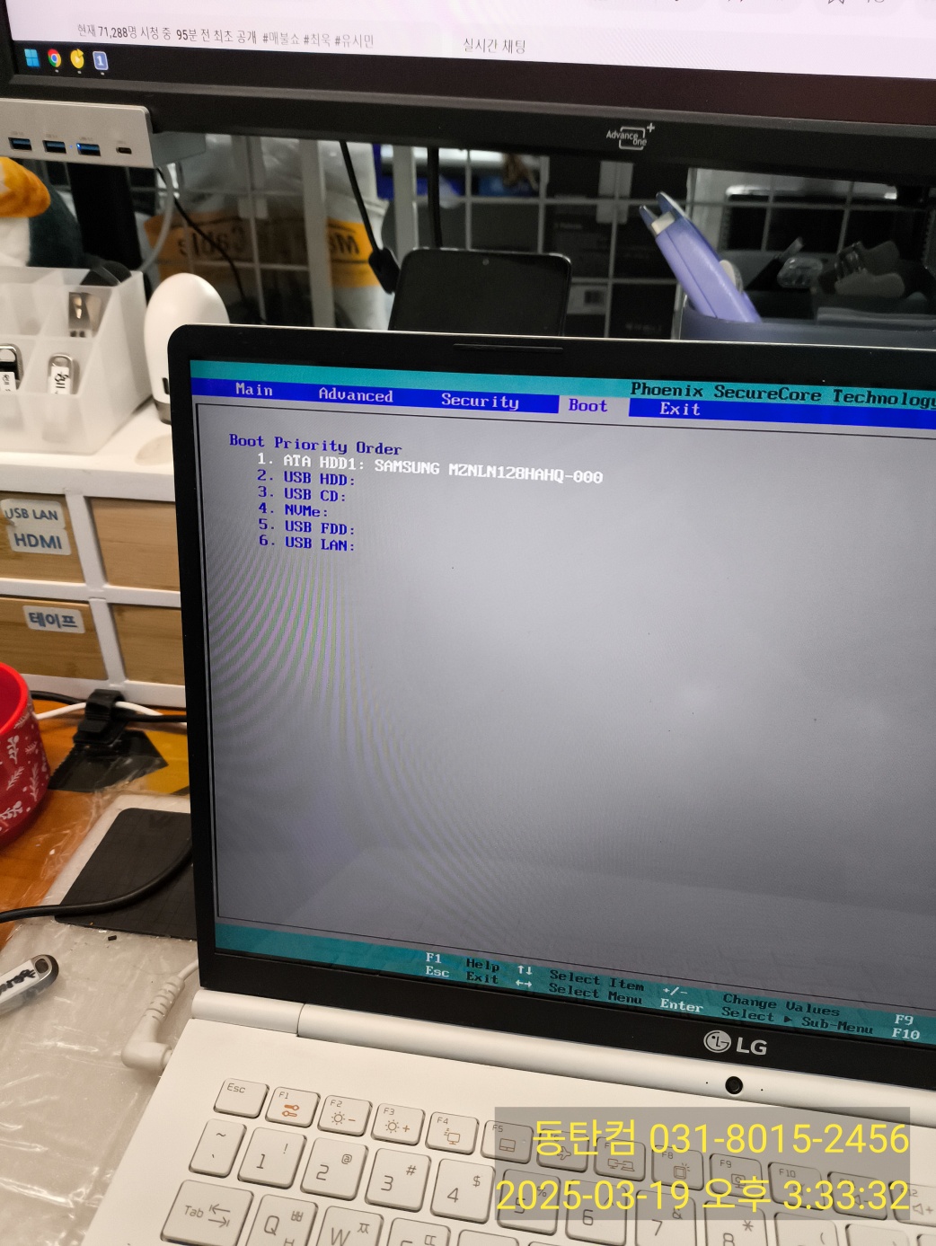 M.2 SATA SSD로 교체한 다음 정상 인식을 확인하고 있습니다.