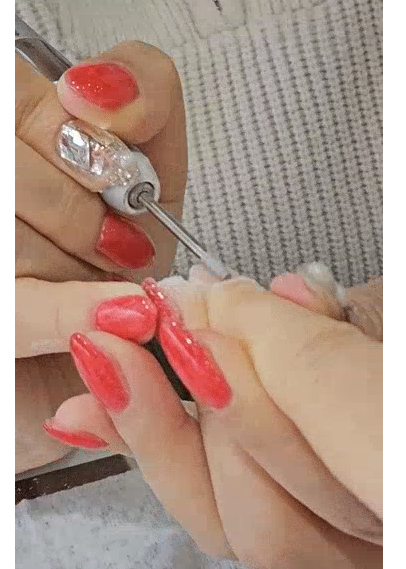 전문가의 섬세한 손길로 깔끔하고 아프지 않게 진행되는 네일 기본 케어