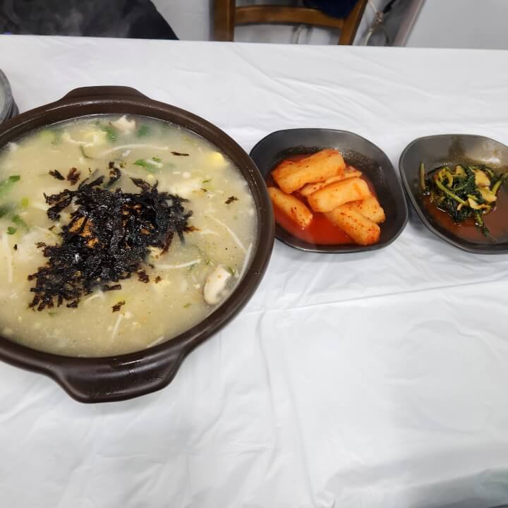 감나무집감자옹심이 3인분과 김치